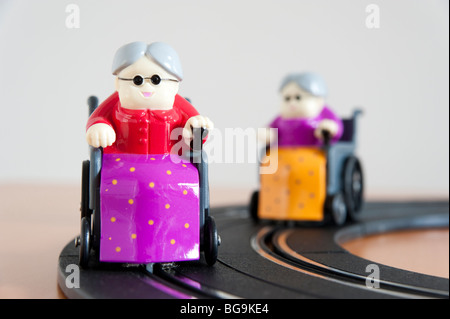 Scalextric imitazione di active donne anziane racing round via Foto Stock