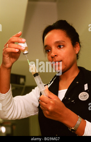Un medico si prepara a dare una iniezione in un&E a un NHS Hospital di Londra Foto Stock