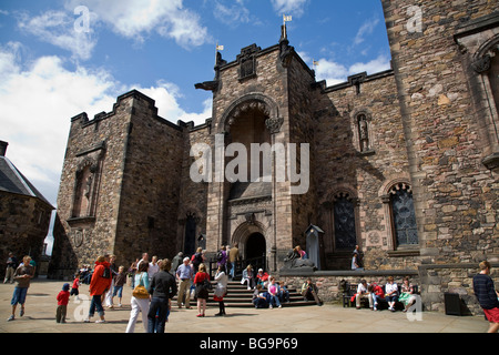 Statua equestre al di fuori di Scottish National War Memorial, il Castello di Edimburgo, Scozia Foto Stock