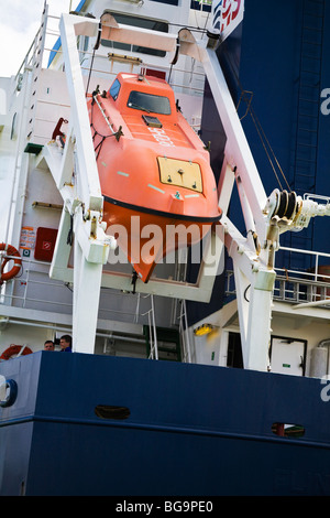 Il cargo danese nave da trasporto, Thor Falcon ormeggiata nel porto di Poole, Dorset. Regno Unito. Dettaglio della scheda sulla scialuppa di salvataggio a poppa. Foto Stock