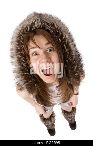 Molto sorpreso di donna con la bocca aperta nel cappello di pelliccia isolato su bianco Foto Stock