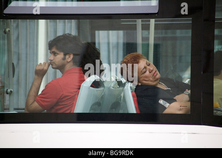 ESAURIMENTO, SPOSTAMENTI, BARCELLONA: Una donna pendolare su un autobus dorme stanca mentre tornava a casa nel centro di Barcellona in Spagna Foto Stock