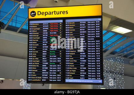 Elettronica scheda di partenza nella sala partenze, South Terminal, L' Aeroporto di Gatwick, Crawley, West Sussex, in Inghilterra, Regno Unito Foto Stock