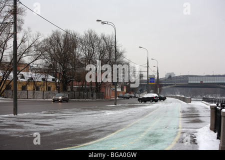 Inverno moscovita. Frunzenskaya naberejnaya, Luzhniki. Vicino al fiume di Mosca (Moskva-Reka). Foto Stock