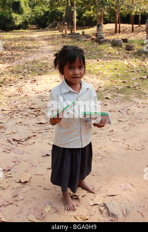 I giovani cambogiani ragazza Vendita di cartoline Foto Stock