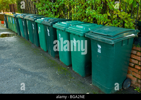 15 scomparti wheelie schierate al di fuori di appartamenti in Newport South Wales UK Foto Stock