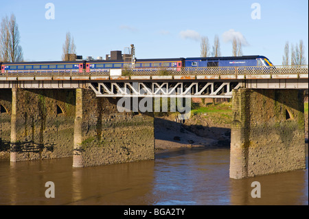 Inter City First Great Western treno che passa sopra il fiume Usk ponte in Newport South Wales UK Foto Stock