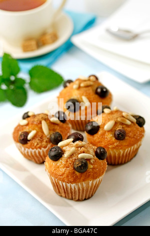 Muffin con mirtilli e pinoli. Ricetta disponibile. Foto Stock