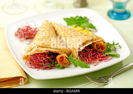 Crepes con i germogli e salmone. Ricetta disponibile. Foto Stock