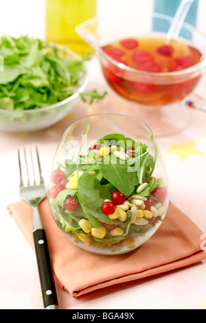 Insalata di rucola con aceto di lampone. Ricetta disponibile. Foto Stock