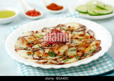 Carpaccio di polpo. Ricetta disponibile. Foto Stock