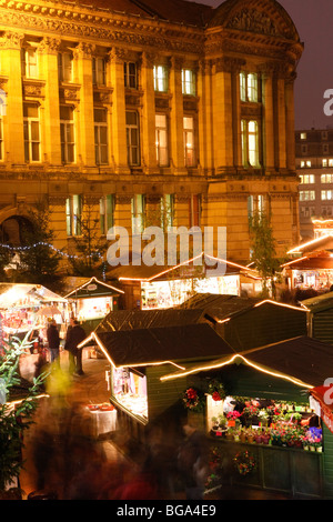 Il mercato tedesco in Bimingham City Centre a Natale. Di fronte alla casa del Consiglio. Foto Stock