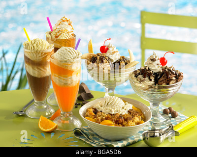 Assortiti dessert a fontana sul tavolo esterno Foto Stock