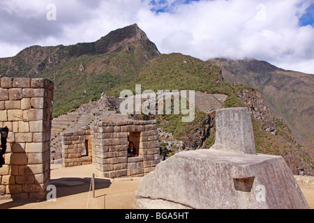 Intihuatana, sun dial realizzata in pietra, Machu Picchu, Perù, Sud America Foto Stock