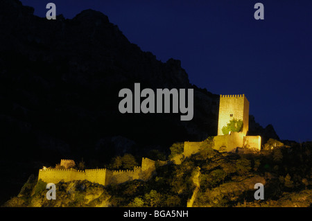 Yedra castello nel villaggio di Cazorla. Sierra de Cazorla Segura y Las Villas parco naturale. Provincia di Jaén. Andalusia. Spagna Foto Stock