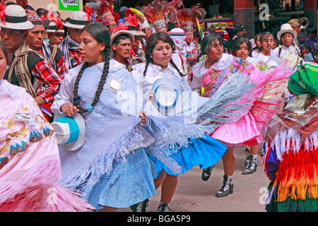 Le giovani donne a un tradizionale sfilata in costume di Aguas Calientes, Valle di Urubamba, Perù, Ande, Sud America Foto Stock