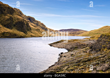 Lochan na Lairige a Lawers dam, Ben Lawers mountain range, Tayside Scozia in autunno su giornata soleggiata con cielo blu Foto Stock