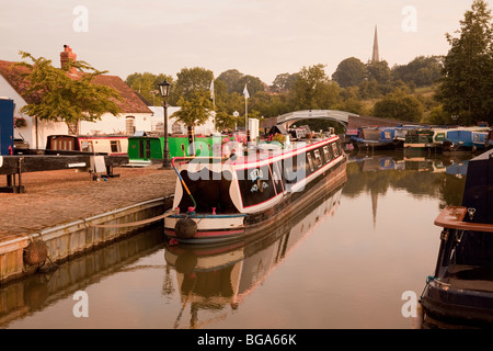 Inghilterra, Northamptonshire, porticciolo di Braunston con barca stretta ormeggiata "Hero" Foto Stock