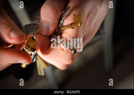 Home security: un mazzo di chiavi nelle mani dell'uomo. Foto Jim Holden. Foto Stock