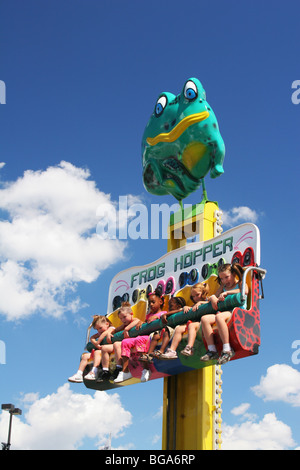 Ragazze sulla tramoggia di rana Carnival Ride. Ohio State Fair. Columbus, Ohio, Stati Uniti d'America. E caucasici Afroamerican ragazze. Foto Stock