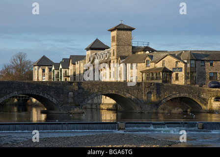 Riverside Hotel e Stramongate Ponte sul Fiume Kent, Kendal Cumbria, England Regno Unito Foto Stock