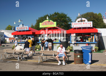 Fornitore di cibo sta alla Ohio State Fair. Columbus, Ohio, Stati Uniti d'America. Il cestino e cestini visibile a destra. Foto Stock