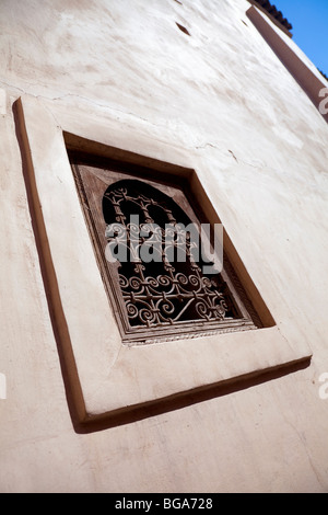 Il ben Youssef Madrasa (Collegio Islamico) che mostra i dettagli di una tradizionale finestra barrata, Marrakech, Marocco Foto Stock