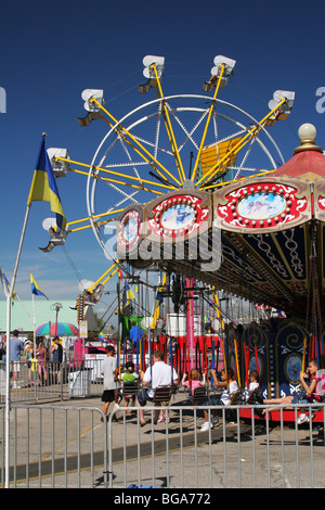 Ruota panoramica Ferris e il carnevale di giostra giostre. Ohio State Fair. Columbus, Ohio. Foto Stock