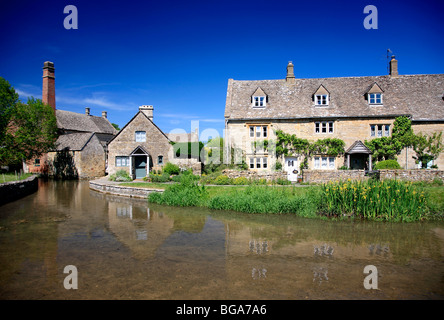 Il Vecchio Mulino Cottages fiume occhio Lower Slaughter village Gloucestershire Cotswolds Inghilterra REGNO UNITO Foto Stock