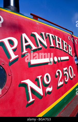 Inghilterra, Northamptonshire, Braunston Marina, dettaglio della narrowboat n. 250 "Panther" (Coventry Canal Society) che partecipa al rally di narrowboat Foto Stock