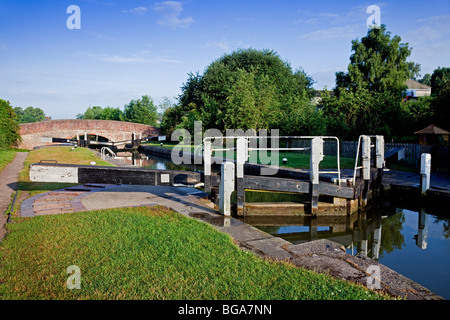 Inghilterra, Northamptonshire, Braunston, il Grand Union Canal con Lock No. 2 e Bridge No. 3 Foto Stock