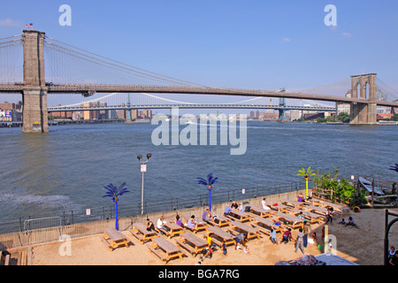 Il Ponte di Brooklyn e Manhattan Bridge visto da South Street Seaport, Manhattan, New York City, Stati Uniti Foto Stock