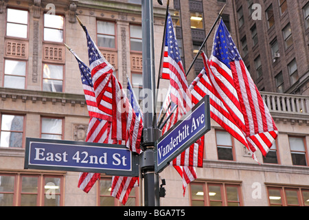 Bandierine americane all'angolo di East 42th Street e Vanderbilt Ave, Manhattan, New York City, Stati Uniti Foto Stock