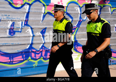 Poliziotti di pattuglia nella città di Madrid, Spagna. Foto Stock