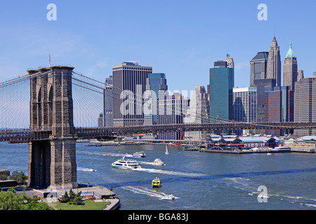 Il Ponte di Brooklyn e lo skyline di Manhattan vista dal ponte di Manhattan, New York, Stati Uniti Foto Stock