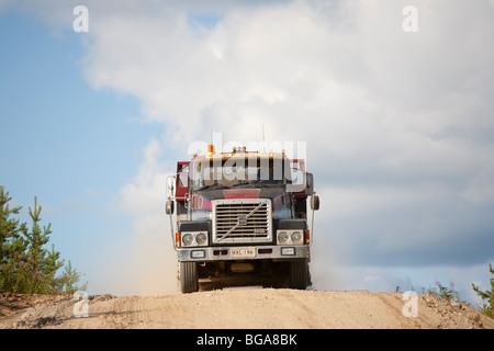 Vecchio camion Volvo che trasporta la sabbia da un sandpit , Finlandia Foto Stock