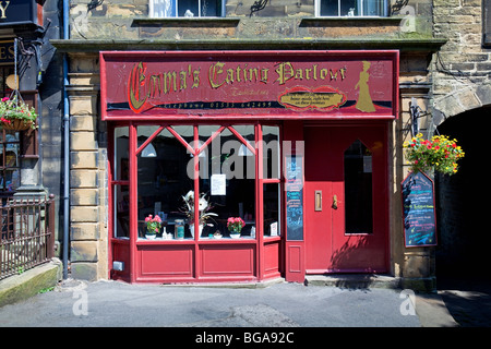 Inghilterra, West Yorkshire, Haworth, Main Street con negozio di tè chiamato "Emma's Eating Parlour" Foto Stock