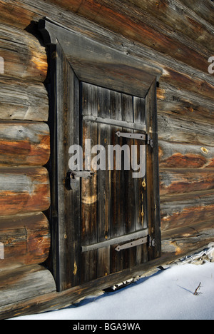 La vecchia porta di legno, Perm, Russia Foto Stock