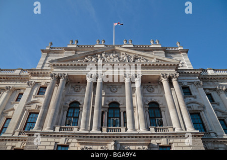 Guardando verso l'alto la facciata frontale di HM Treasury Building, Whitehall, Londra, Regno Unito. Foto Stock