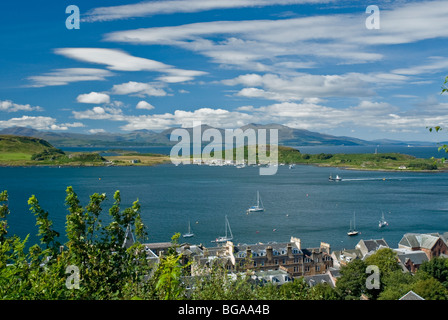 Vista su Oban da McCaigs Tower guardando oltre a Oban Bay e Isola di Kerrera Argyll & Bute Scozia Scotland Foto Stock