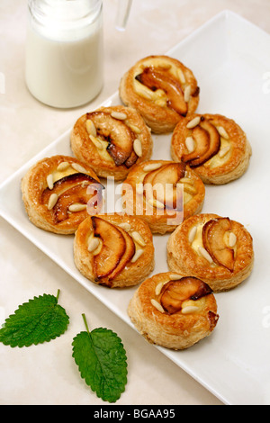 Piccole crostate di apple. Ricetta disponibile. Foto Stock