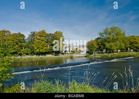 Fiume Tweed Peebles al weir Scottish Borders Foto Stock