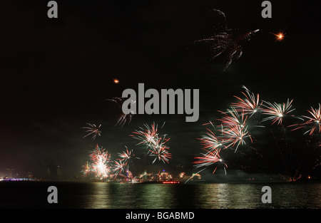 Fuochi d'artificio di andare oltre la baia di Doha per contrassegnare il Qatar National Day 2009, con lo skyline di edifici monumentali appena visibile dietro Foto Stock