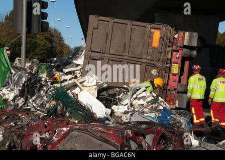 Si è schiantato rovesciato camion contenente vetture tritato Foto Stock