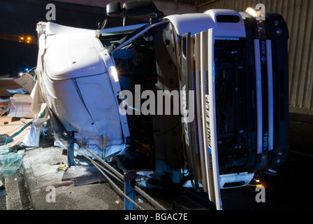 Si è schiantato capovolto Scania HGV autocarro Foto Stock