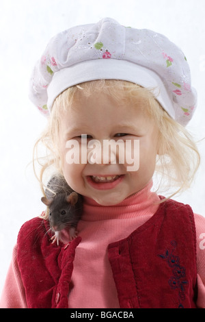 Close-up ritratto di happy baby con ratto su sfondo bianco Foto Stock