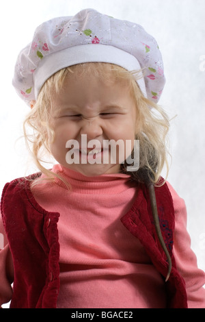 Close-up ritratto di happy baby con ratto su sfondo bianco Foto Stock