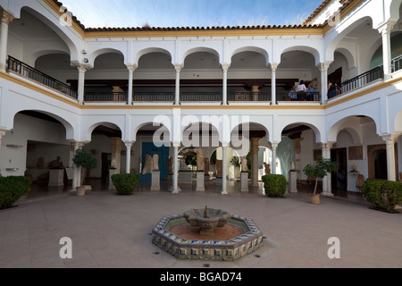 Cortile del Museo di Archeologia (Museo Arqueológico) di Cordova, la città vecchia, Andalusia, Spagna Foto Stock