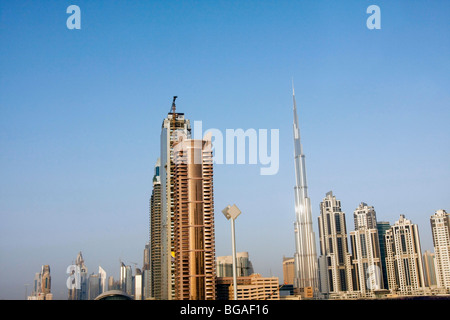 Edifici ad alta presso il centro finanziario di Dubai. L'alto edificio stretto è il Burj Tower, il mondo il più alto edificio. Foto Stock