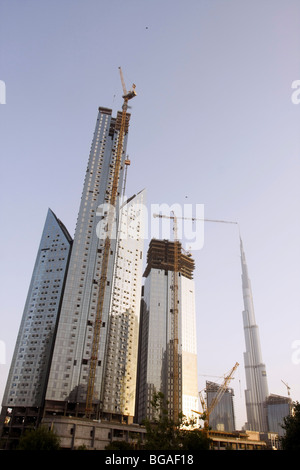 L'alto edificio stretta a destra è il Burj Tower, il mondo il più alto edificio a 818 m (2,684 ft), in Dubai, UAE. Foto Stock